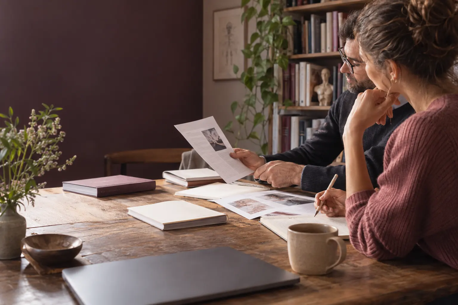 Équipe éditoriale échangeant autour des contenus du portail